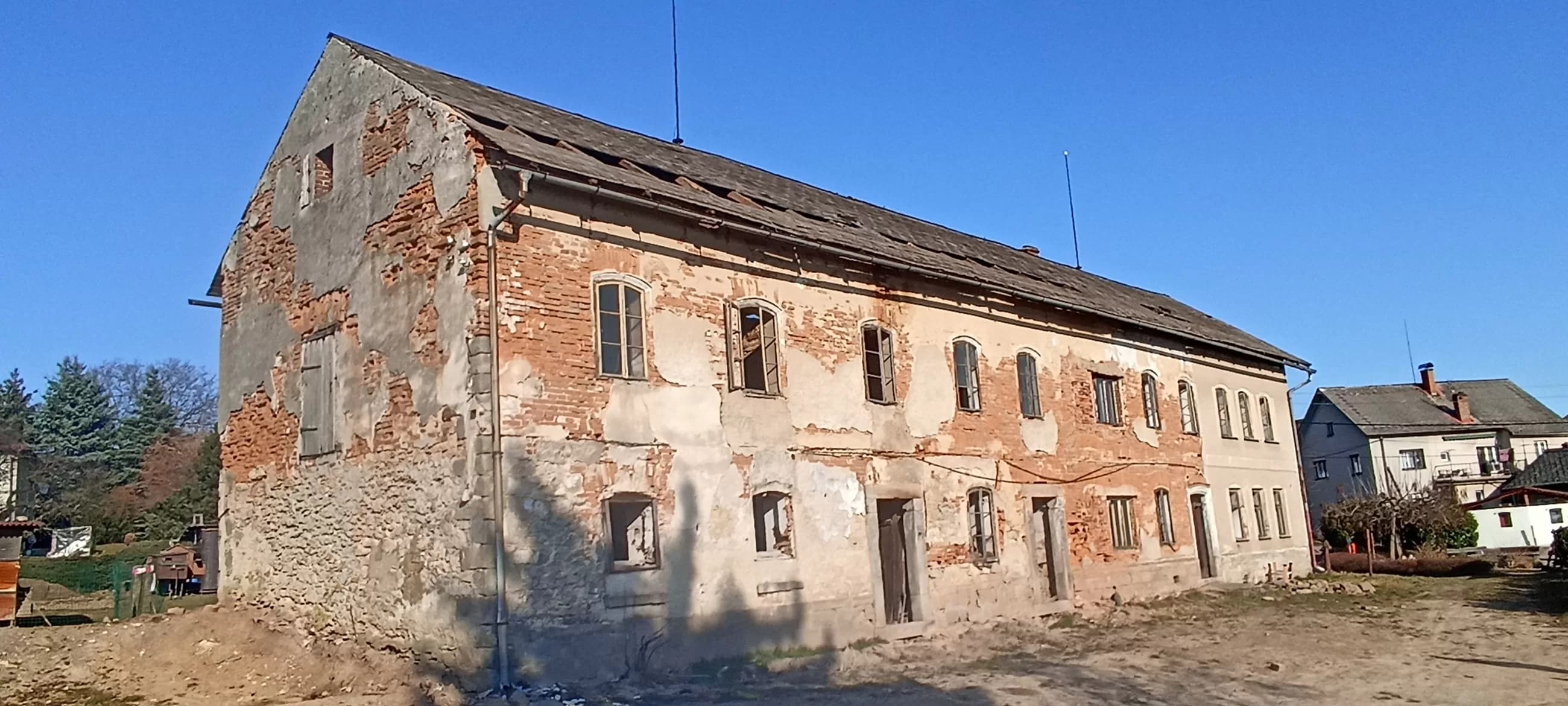 Starý zděný objekt určený k demolici